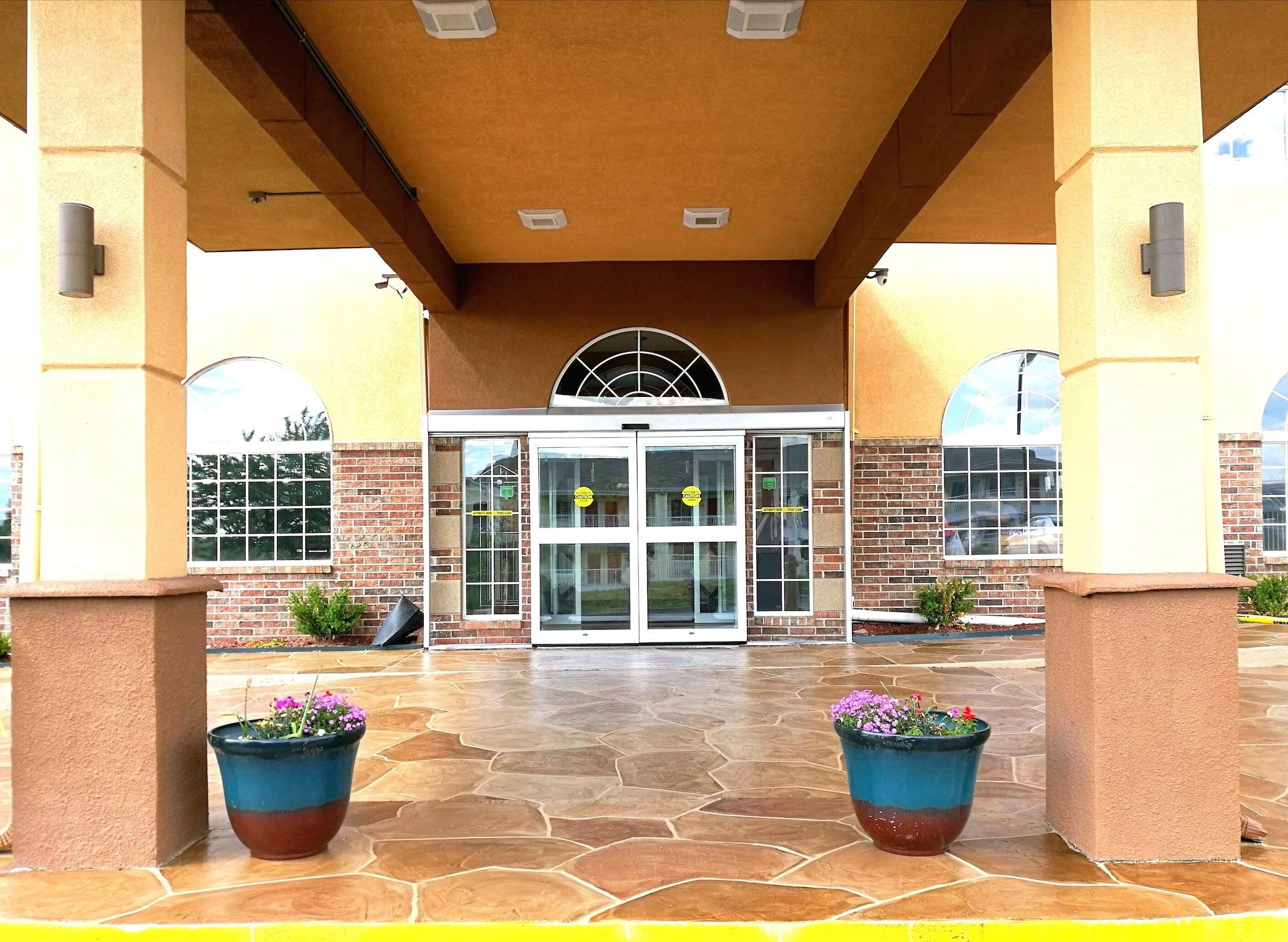 Super 8 By Wyndham Kansas City Exterior photo
